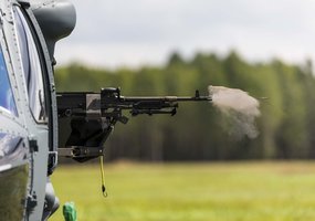 Lietuvos karinių oro pajėgų „Black Hawk“ įgulos pirmą kartą Lietuvoje surengė kovinio šaudymo... - 2