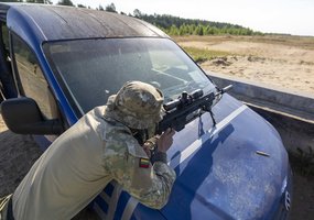 NATO šalių snaiperiai Lietuvoje varžosi dėl taikliausiojo titulo - 4