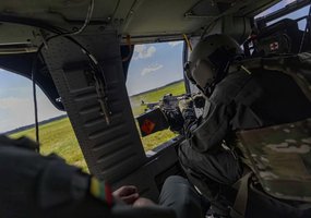 Lietuvos karinių oro pajėgų „Black Hawk“ įgulos pirmą kartą Lietuvoje surengė kovinio šaudymo... - 8