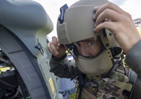 Lietuvos karinių oro pajėgų „Black Hawk“ įgulos pirmą kartą Lietuvoje surengė kovinio šaudymo... - 9