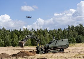 Karo inžinieriai išbando inovacijas: pirmą kartą tranšėjas kasa nuotoliniu būdu - 1