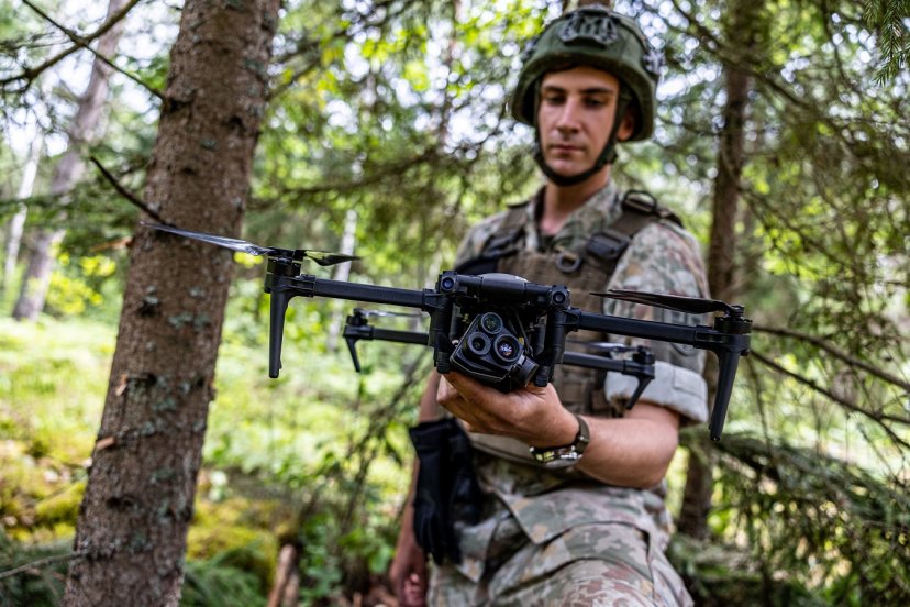 Žingsnis pirmyn: parengta pirmoji jaunųjų inžinierių-dronų operatorių laida