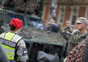 Alytaus įgula nuosekliai stiprina sąveiką su Alytaus miesto ir rajono savivaldybėmis bei kitomis... - 1