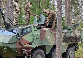 Latvijos teritorinės gynybos pratybose KASP kariai savanoriai išmėgino šarvuočius „Patria“ - 1