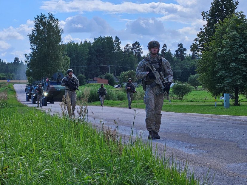 Latvijos teritorinės gynybos pratybose KASP kariai savanoriai išmėgino šarvuočius „Patria“