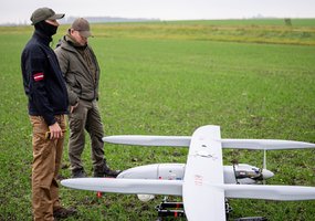 NATO eksperimentinėse pratybose „DiBaX 2026“ išbandytas tarpvalstybinis bepiločių sistemų sąveikumas - 1