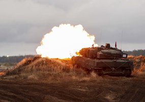 Pirmosios Lietuvos tankų įgulos atliko tankų „Leopard“ užtaisymą ir kovinius šaudymus  - 11