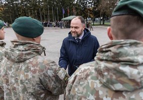 Iš tarptautinės operacijos Kosove grįžo Lietuvos kariai – jiems įteikti apdovanojimai - 2