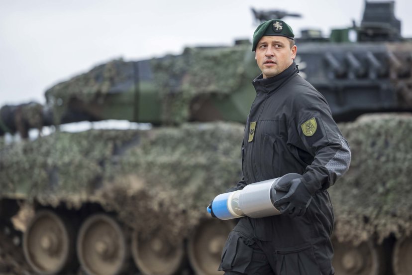 Pirmosios Lietuvos tankų įgulos atliko tankų „Leopard“ užtaisymą ir kovinius šaudymus 